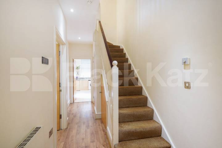 Boasting over 1350 Sq.Ft. of living and entertaining space Marcia Road, London Bridge